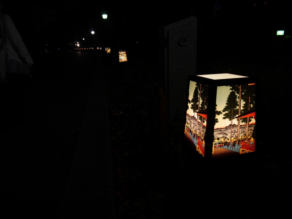 Allée de lanternes dans le parc d'Ueno