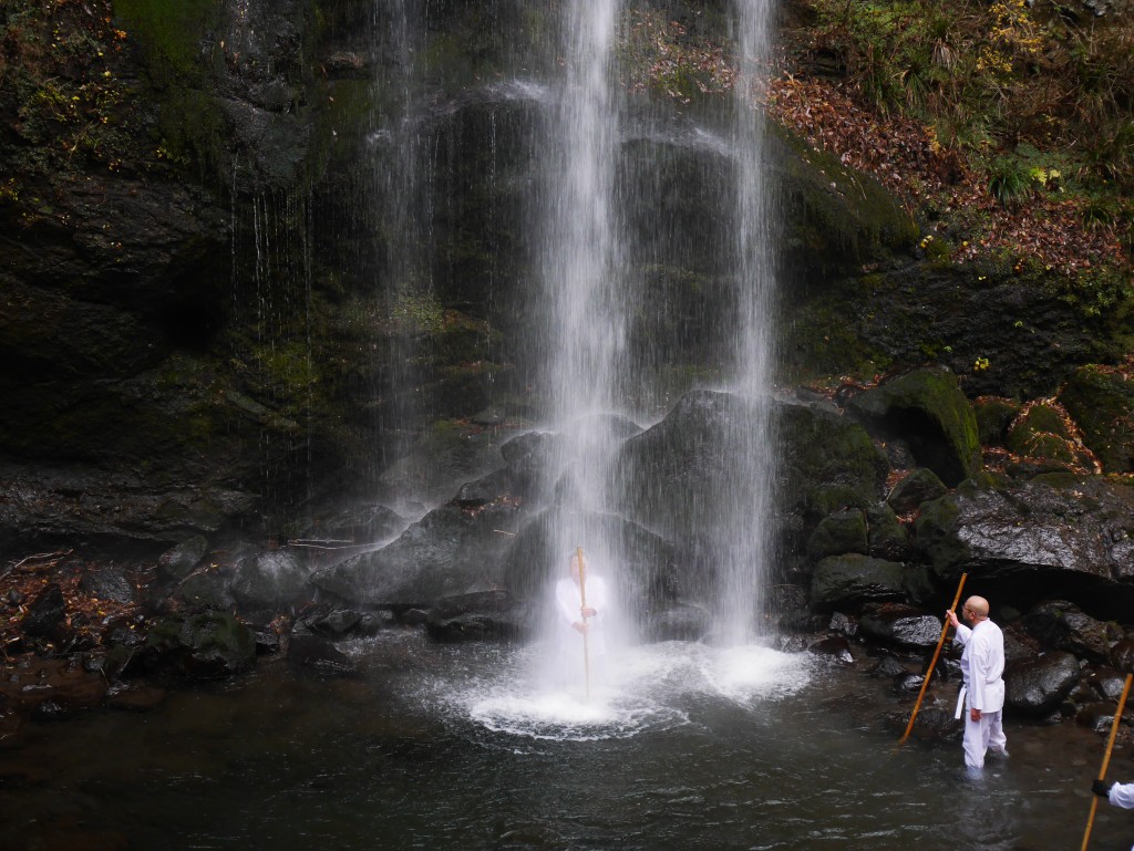 Disciple Shinto sous la cascade Yuhi
