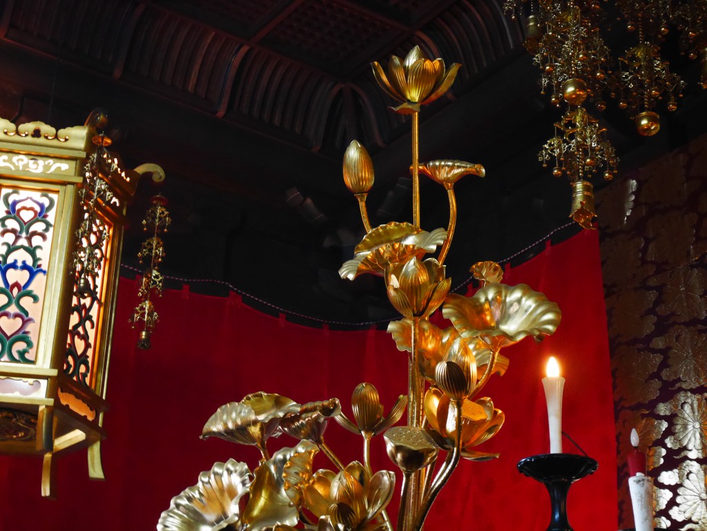 Dans le temple - Lotus en or