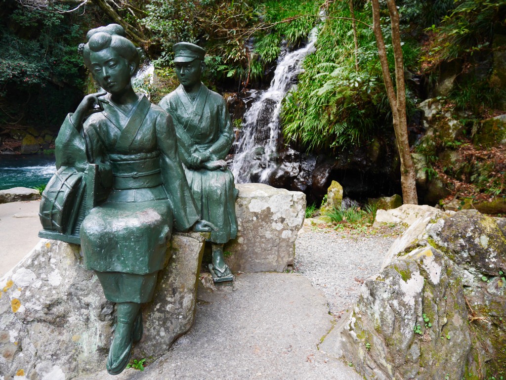 Statues des protagonistes de la danseuse d'Izu