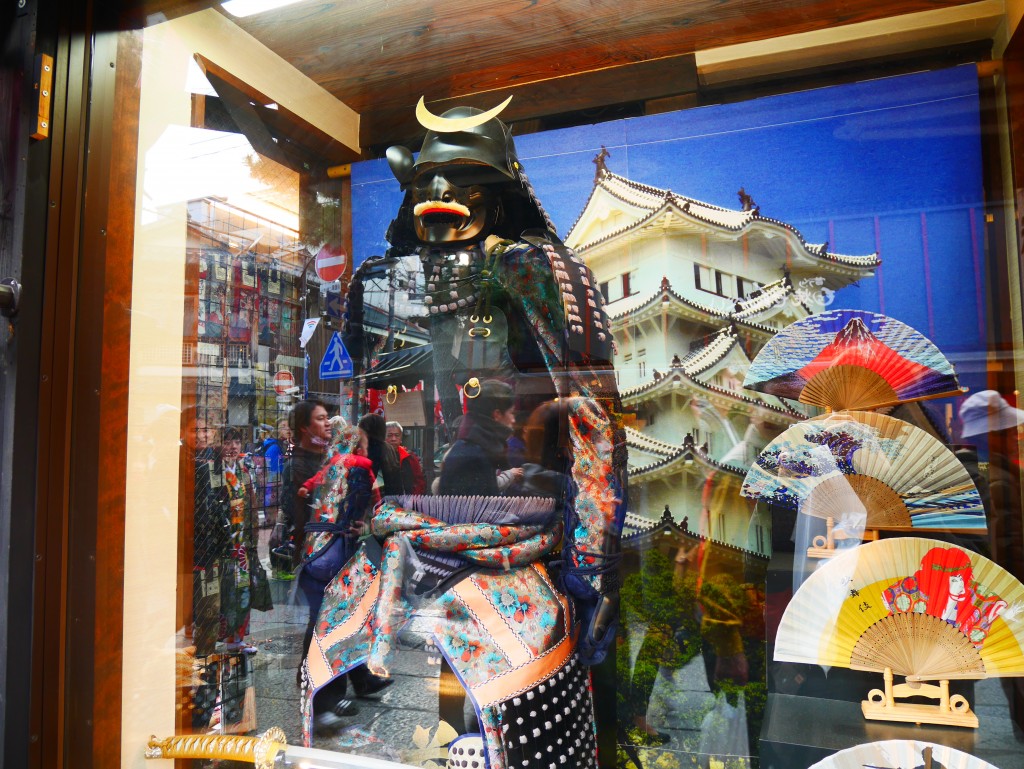 Pensée pour Stanley ! (armure du samouraï Masamune Date dans les rues commerçantes de Fushimi Inari)