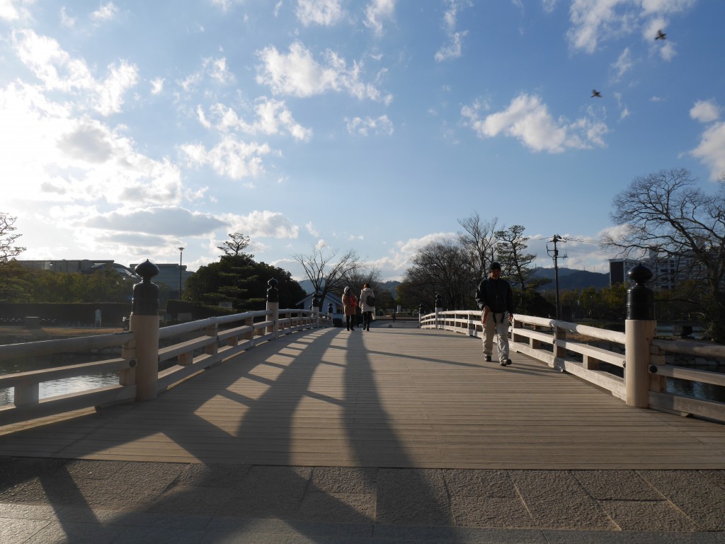 Pont devant le château de Hiroshima