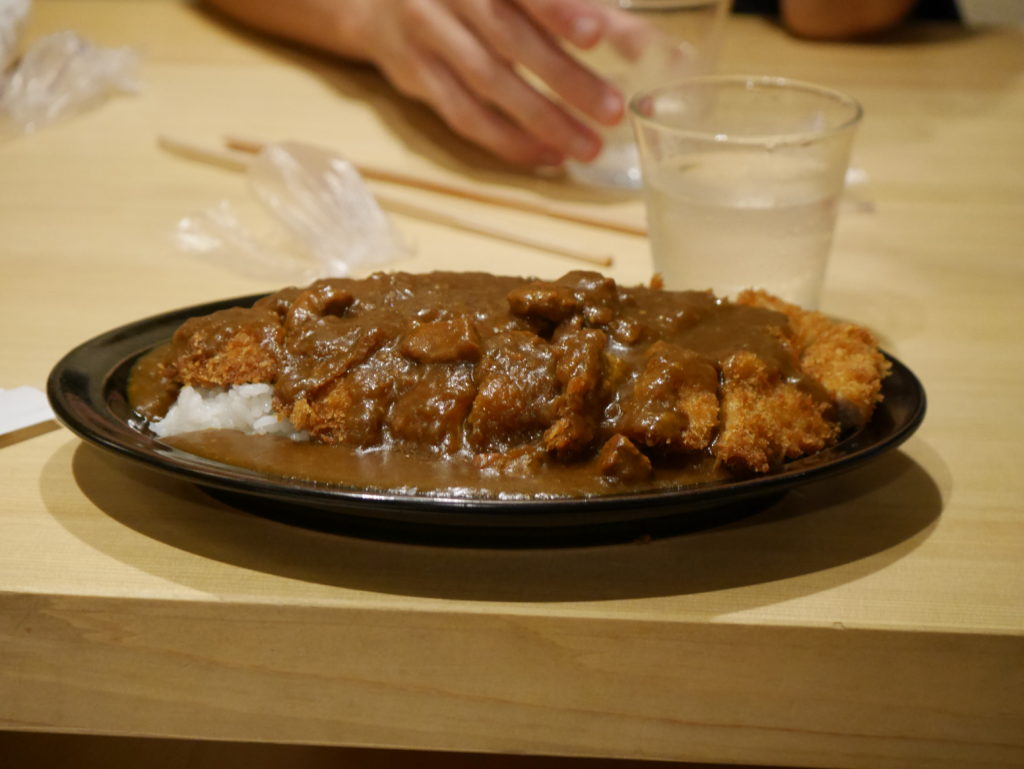 Tonkatsu, porc pané sur du riz avec une sauce "tonkatsu"