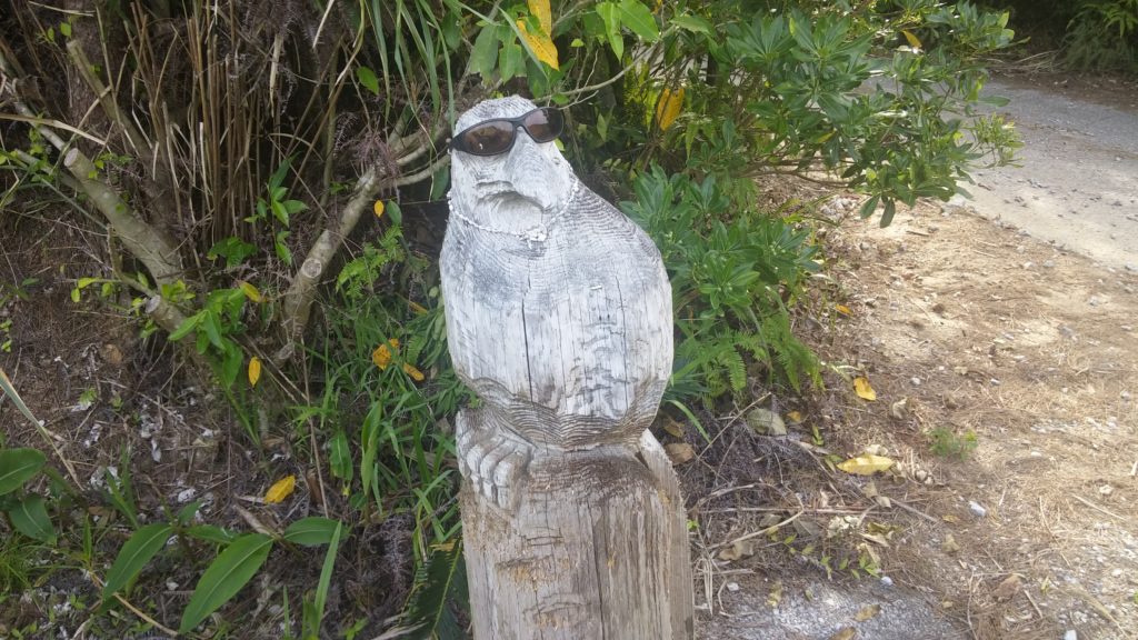 Un Kuina, sculpté, un espèce d'oiseau endémique