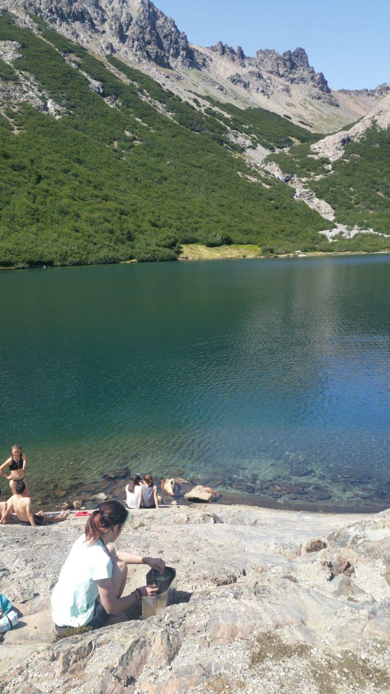 Préparation du dîner au bord du lac sur le gros rocher