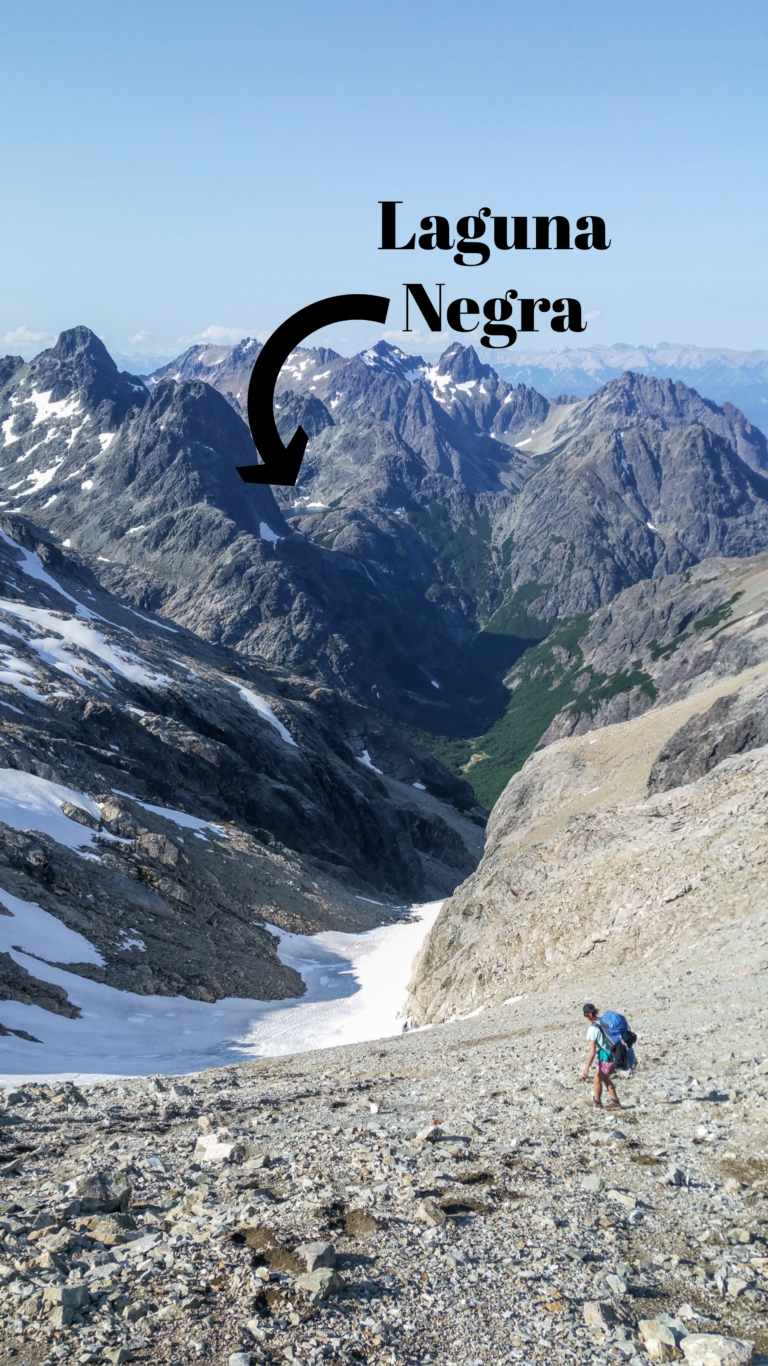 La "Vallée de l'Ombre" avec le Laguna Negra en hauteur