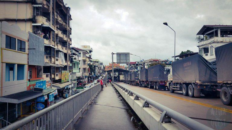 Le pont-frontière entre la Thaïlande et le Myanmar, où les camions sont à l'arrêt