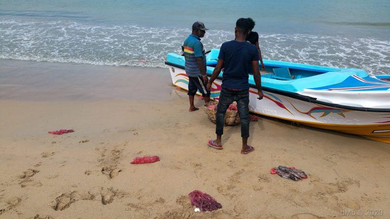 Pêcheurs revenant tout juste, laissant leurs sacs plastiques à même le sol, certains se faisant emporter par les vagues. Prise par Dante. © dMb 2020
