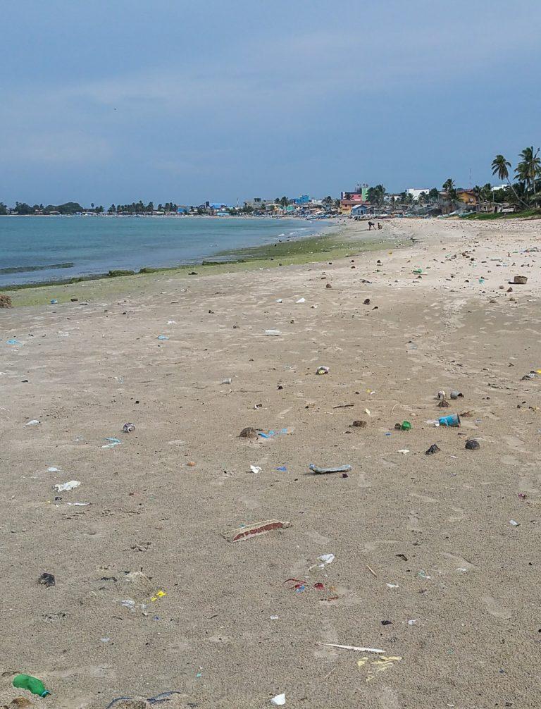 Plastiques sur la plage à Trincomalee © dMb 2020