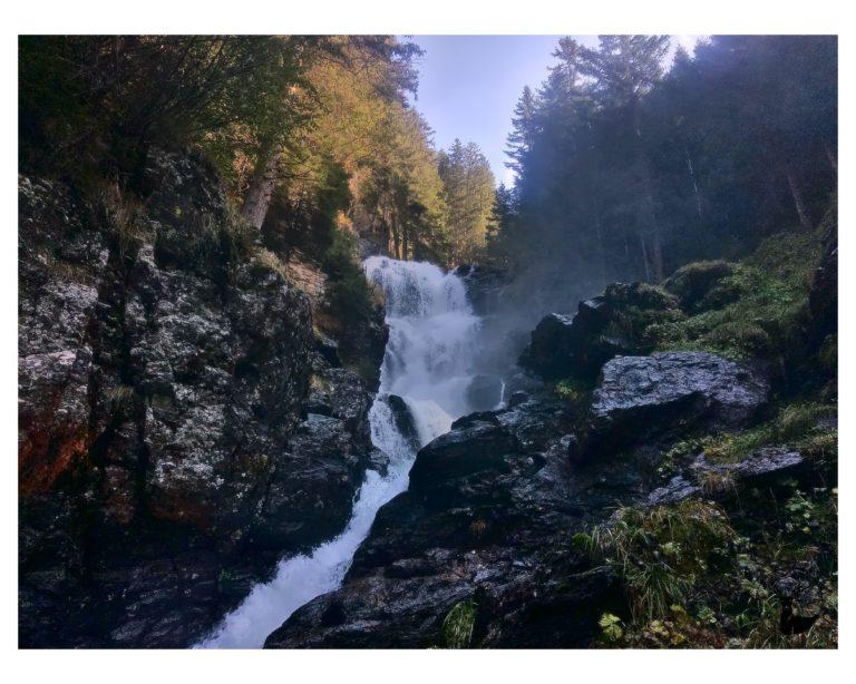Großer Riesach Wasserfall : cascade moyenne au fort débit descendant de rochers à travers une forêt