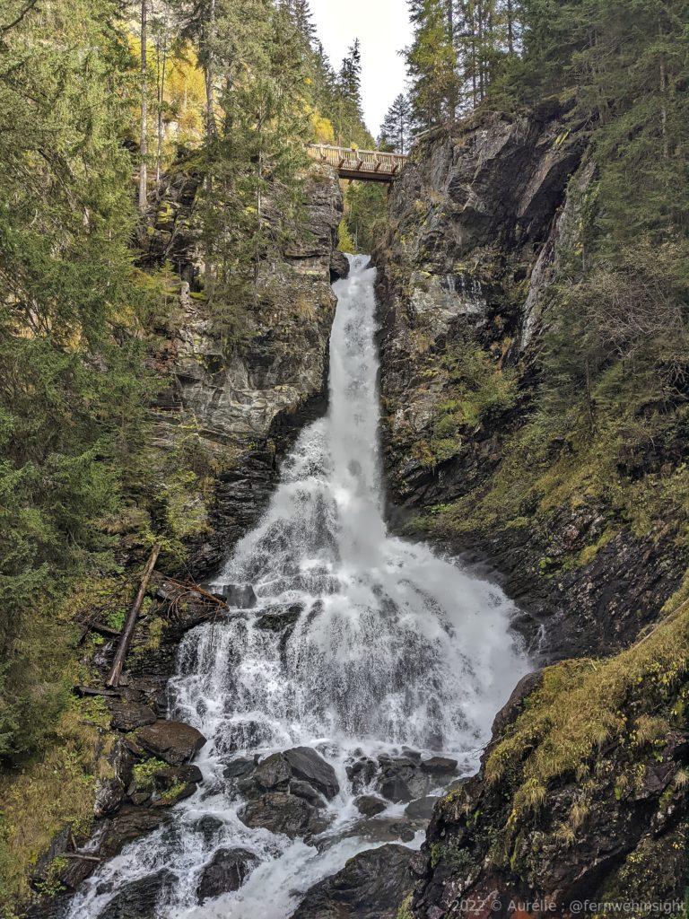 Photo d'Aurélie : cascade de taille moyenne avec au-dessus un pont en bois